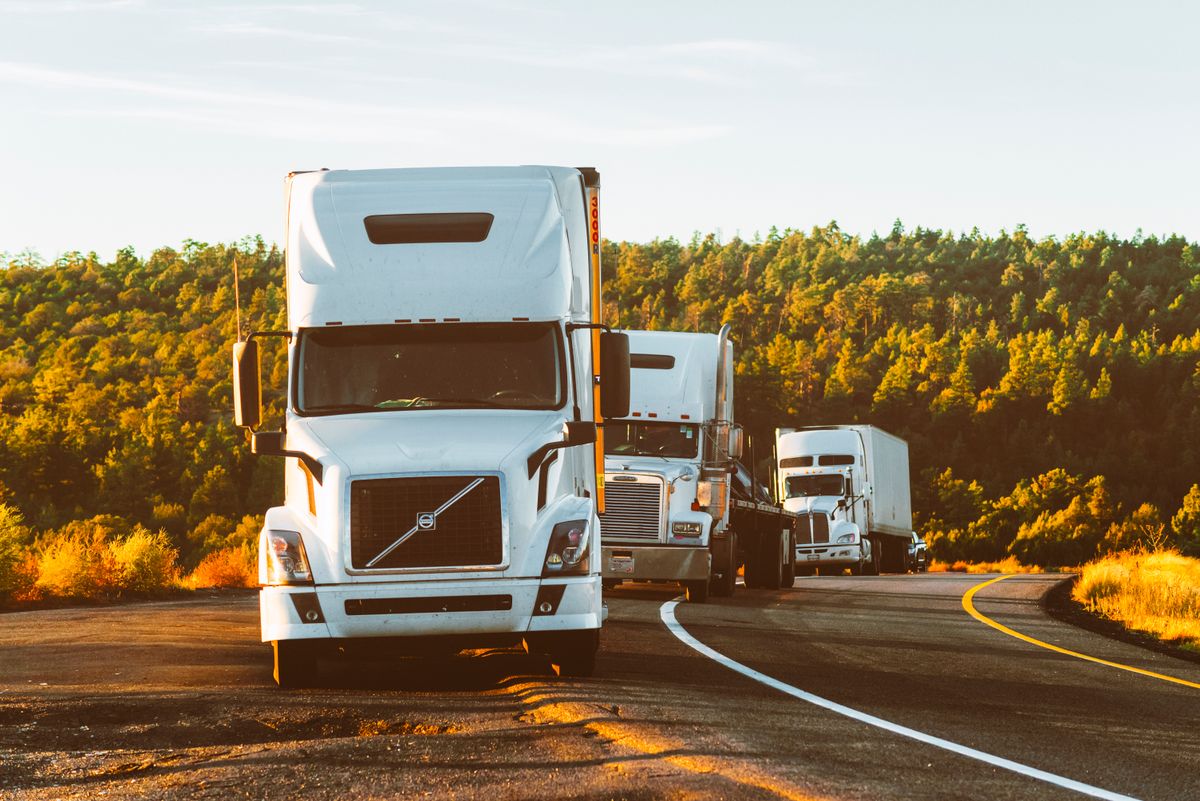 Operação logística broker transporte Açores Europa intermediário comercial mercadorias