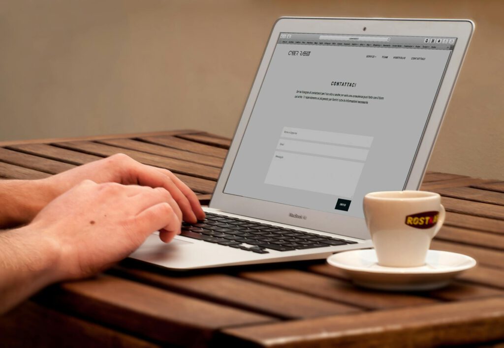 Marketing digital B2B Portugal presença online empresas laptop estratégia conteúdo
