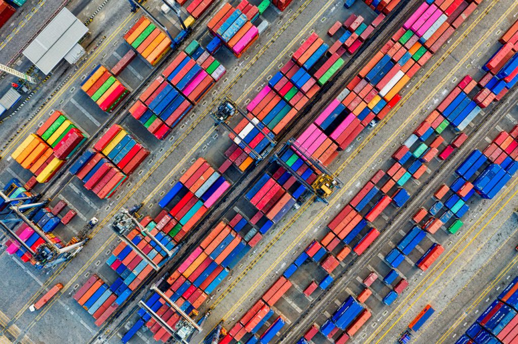 Contentores de carga organizados no porto — sourcing fornecedores Europa broker de transporte Portugal envio de mercadorias intermediário comercial