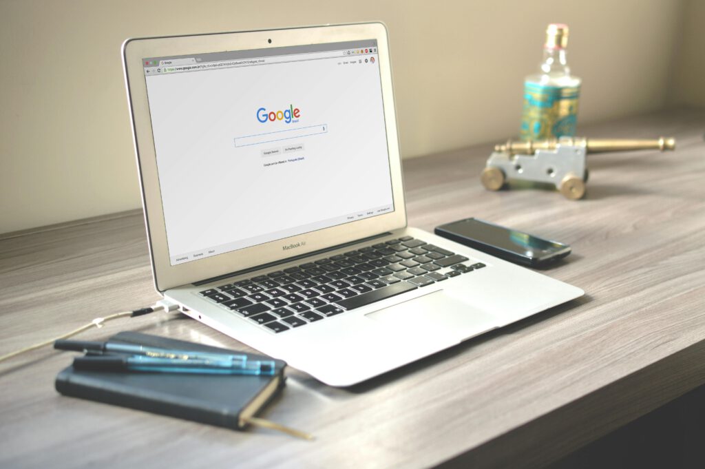 Google Ads pequenas empresas Portugal laptop pesquisa Google resultados pagos