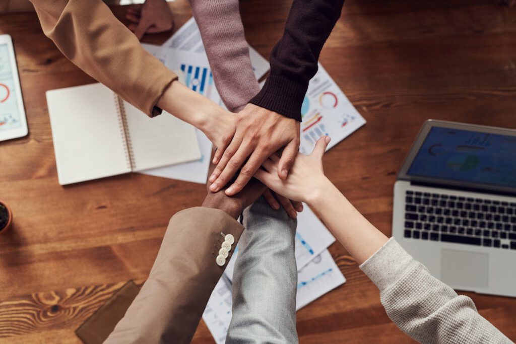 Presença online empresas B2B Portugal reunião negócios LinkedIn SEO leads qualificados